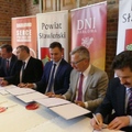 W Darłowie na dworcu kolejowym samorządy podpisały z marszałkiem umowę o dofinansowaniu przewozów pasażerskich 