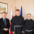 o. prowincjał M. Kalinowski (w środku) wraz z o. S. Piankowskim podczas wizyty w ratuszu.